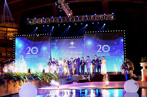Giây phút hơn 400 khách mời cùng nâng ly chúc mừng thành công của Khách sạn Hà Nội Daewoo.
